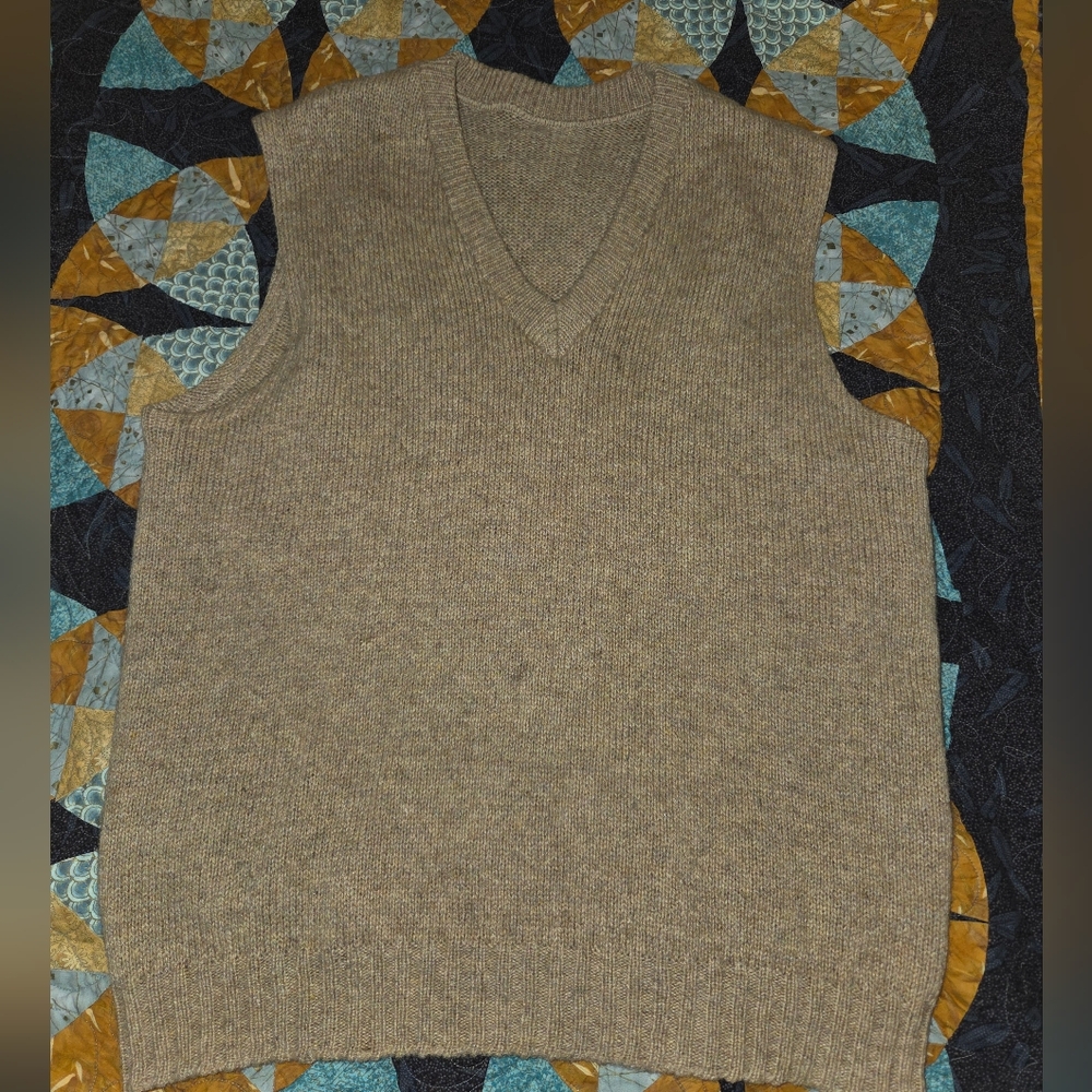 Men's Classic V-Neck Sweater Vest - Tan Size M Vintage